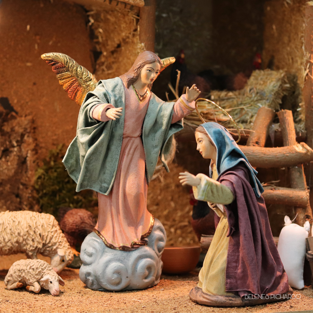 Anunciación a María de pasta cerámica 17 cm tonos suaves