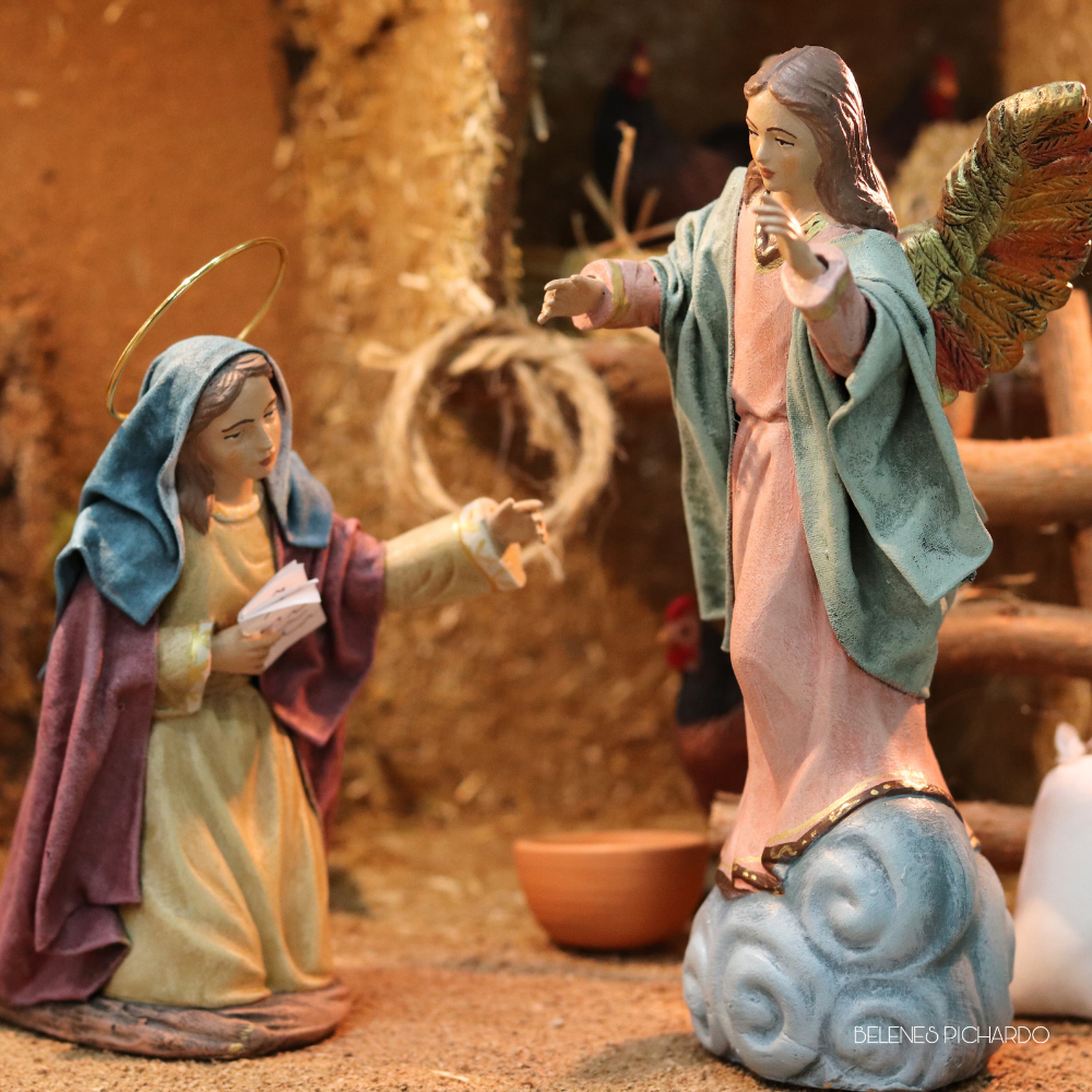 Anunciación a María de pasta cerámica 17 cm tonos suaves