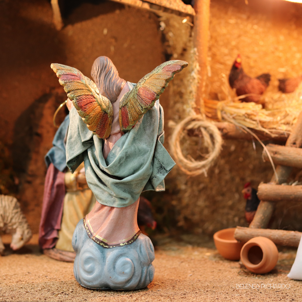 Anunciación a María de pasta cerámica 17 cm tonos suaves