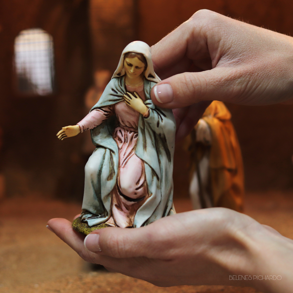 Nacimiento clásico de pasta cerámica 16 cm con cunita de madera