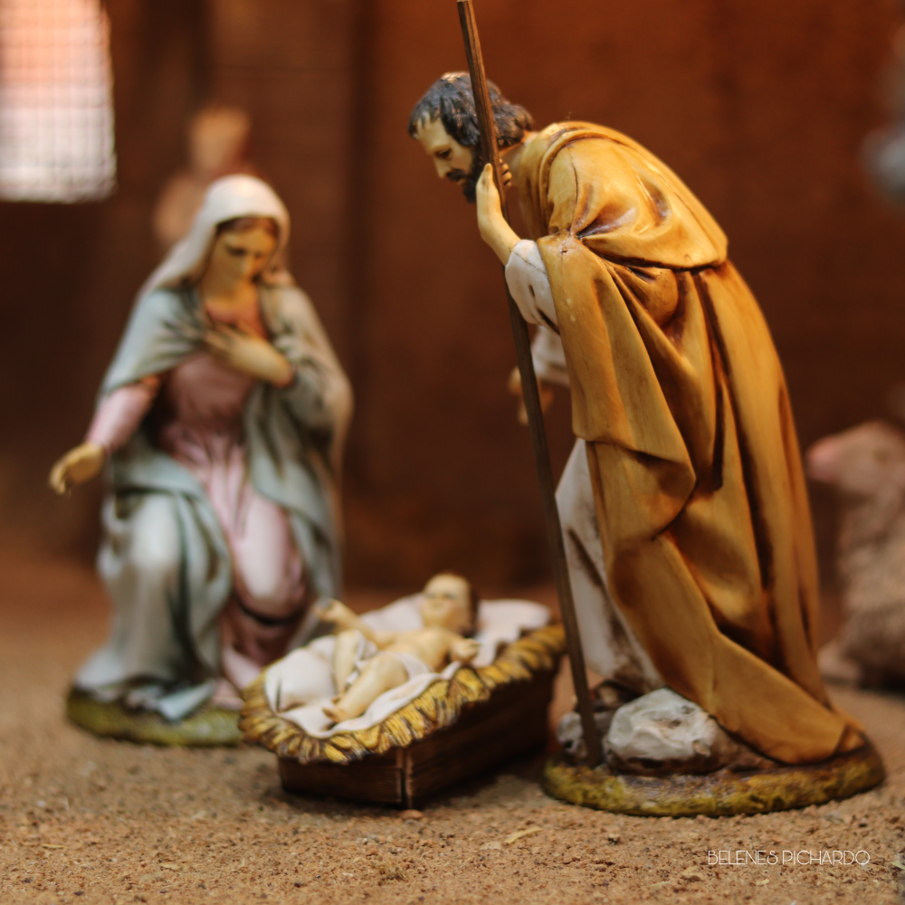 Nacimiento clásico de pasta cerámica 16 cm con cunita de madera