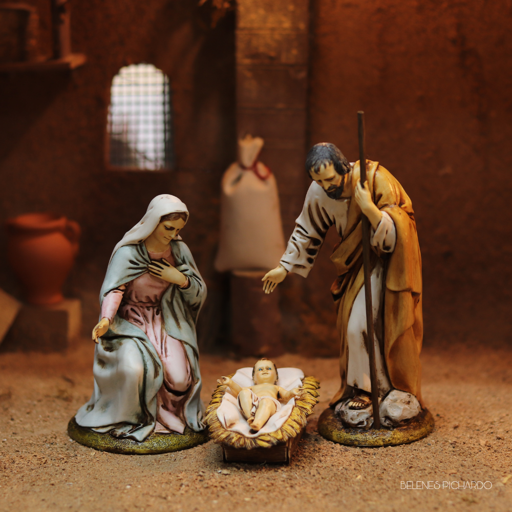 Nacimiento clásico de pasta cerámica 16 cm con cunita de madera