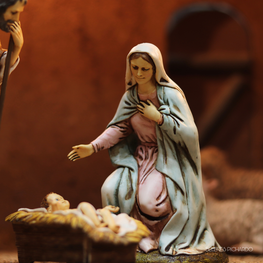 Nacimiento clásico de pasta cerámica 16 cm con cunita de madera