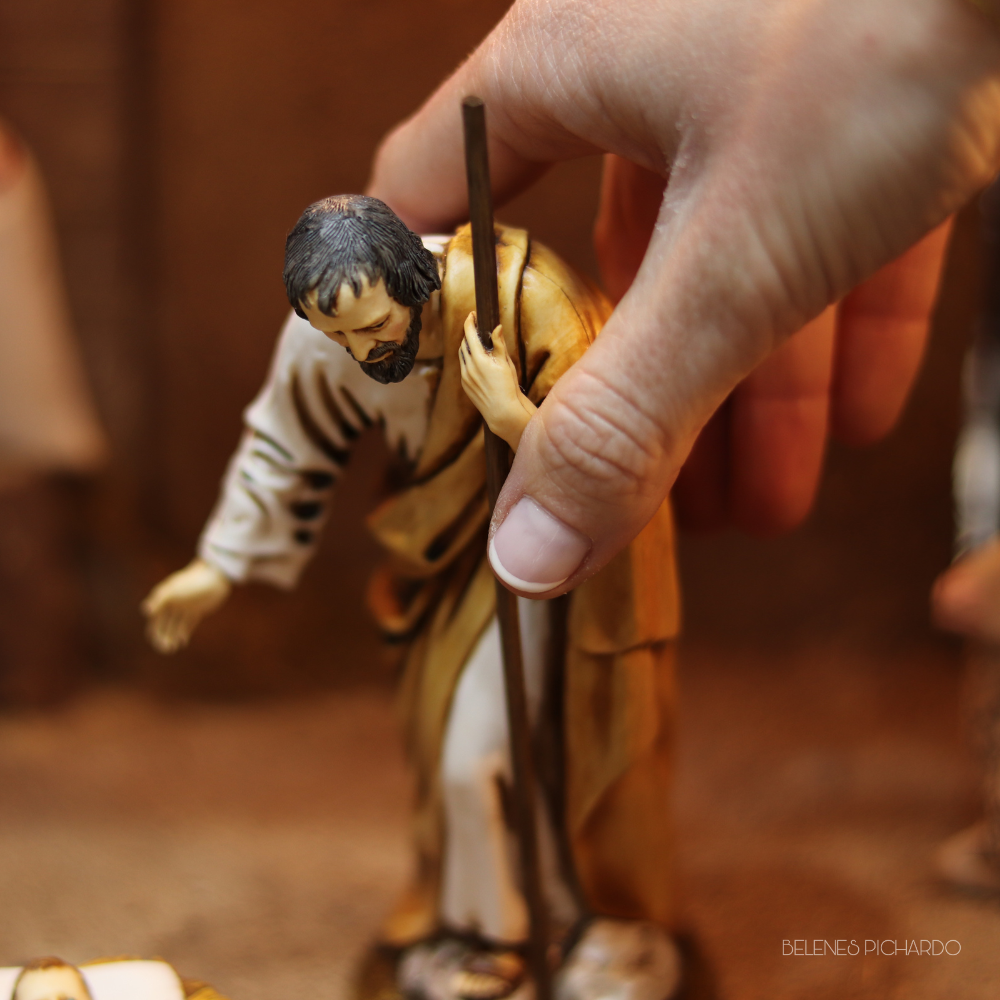 Nacimiento clásico de pasta cerámica 16 cm con cunita de madera