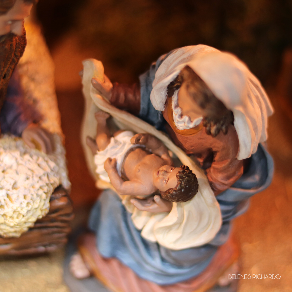Nacimiento 19 cm mirando con ternura al niño Jesús